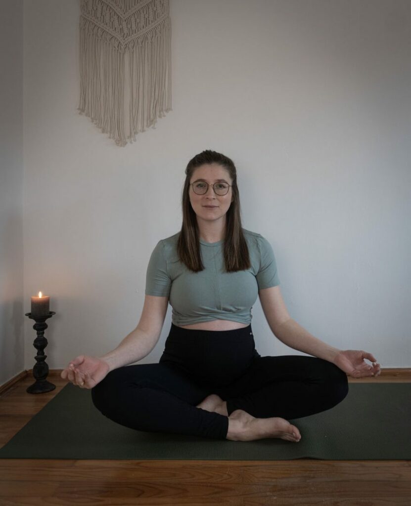 Ankommen und Einstimmen im Schwangerschaftsyoga - Sitzende Position