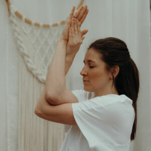 Frau übt meditative Yogahaltung