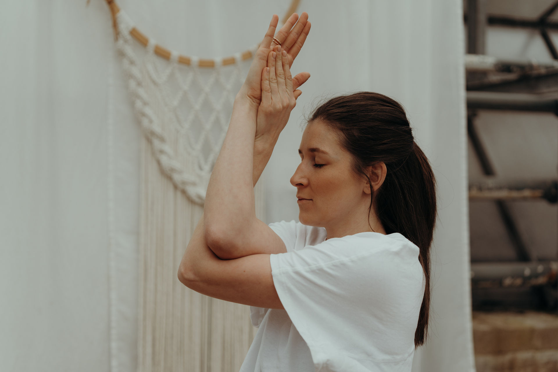 Frau übt meditative Yogahaltung