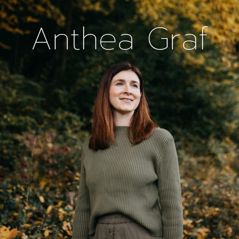 Anthea Graf blickt in die Ferne und lächelt