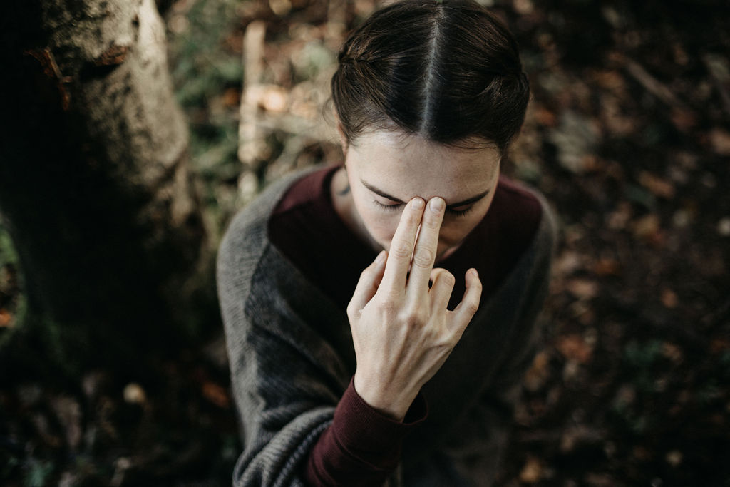 Frau bei sich selbst angekommen praktiziert Yoga