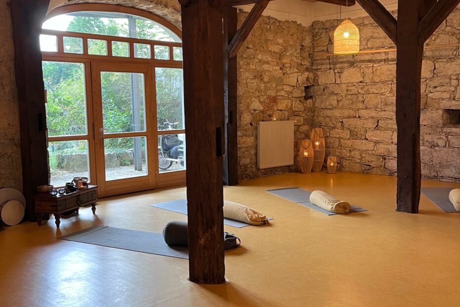 idyllischer Yogaraum in einer alten Scheune