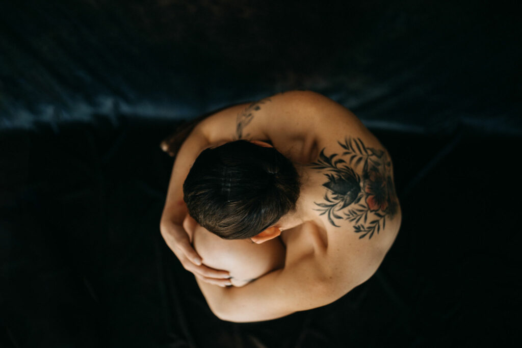 yoga und trauma - frau hält sich selbst fest