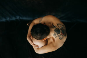 yoga und trauma - frau hält sich selbst fest