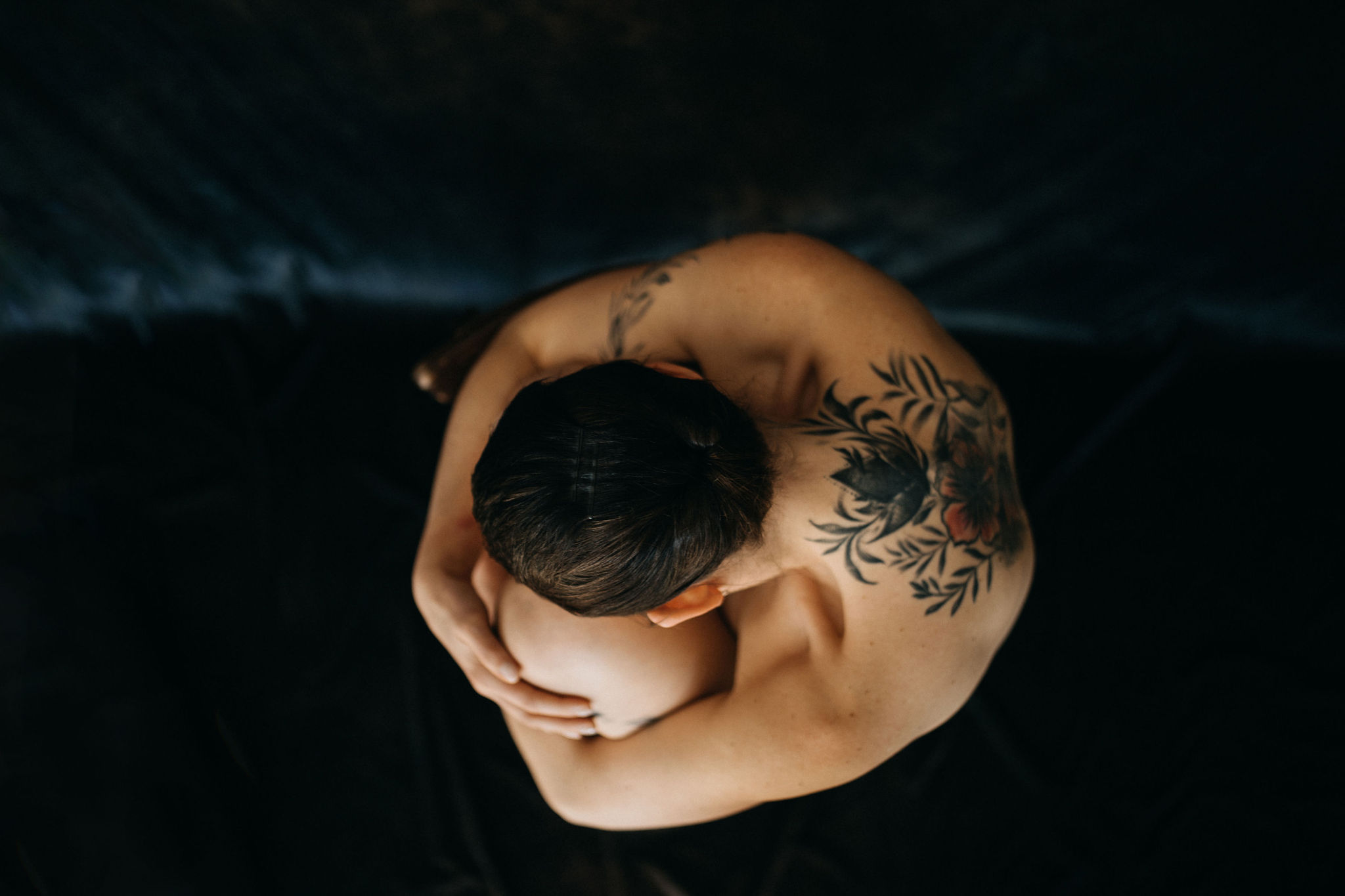 yoga und trauma - frau hält sich selbst fest