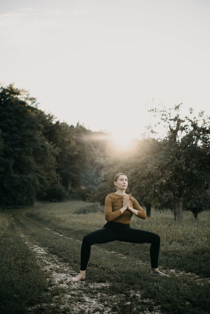Stille Landschaft mit Person in ruhender Yogapose – echter Neuanfang durch Yoga und innere Rückkehr
