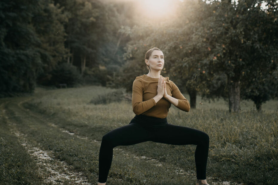 Stille Landschaft mit Person in ruhender Yogapose – echter Neuanfang durch Yoga und innere Rückkehr