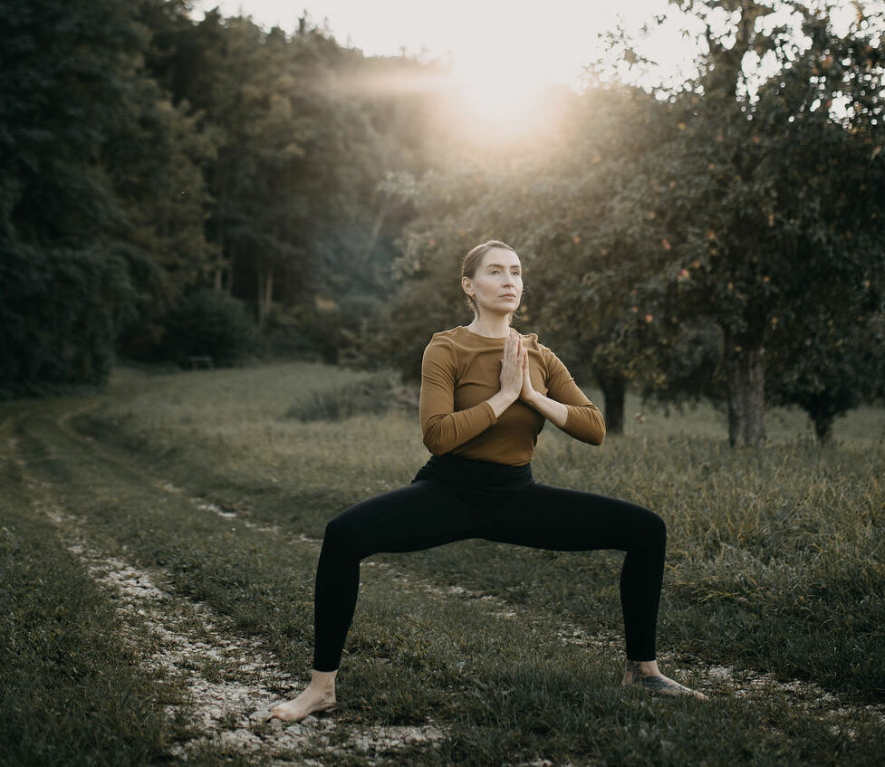 Stille Landschaft mit Person in ruhender Yogapose – echter Neuanfang durch Yoga und innere Rückkehr
