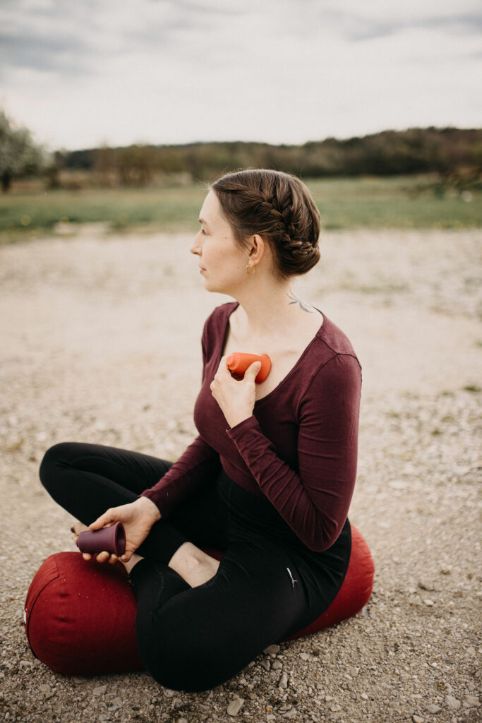 Cupping im Yoga: Anwendung von Silikon-Cups auf dem Rücken
