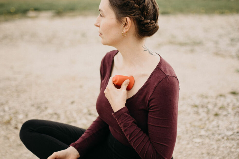 Cupping im Yoga: Anwendung von Silikon-Cups auf dem Rücken