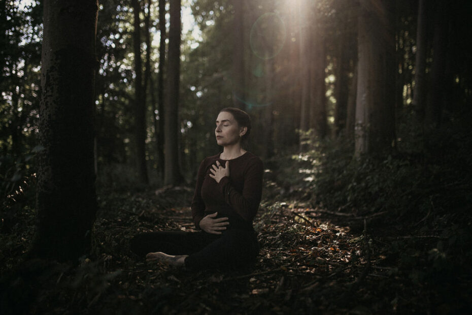 Yogatherapie oder Yoga mit Tiefe: konzentrierte Unterrichtssituation
