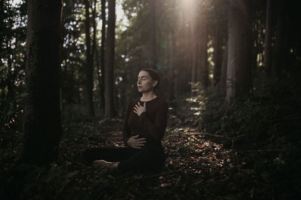 Yogatherapie oder Yoga mit Tiefe: konzentrierte Unterrichtssituation